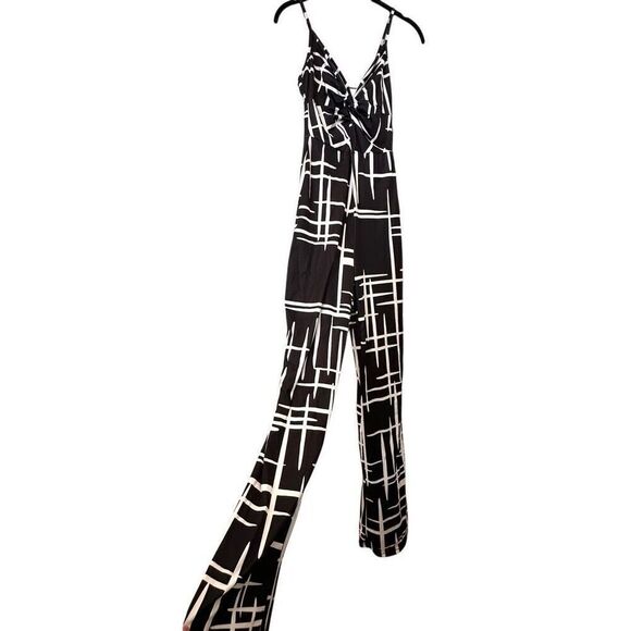 Soho Chic Geometric Sleeveless Keyhole Cutout One Piece Black White Jumpsuit Sma - Picture 1 of 7